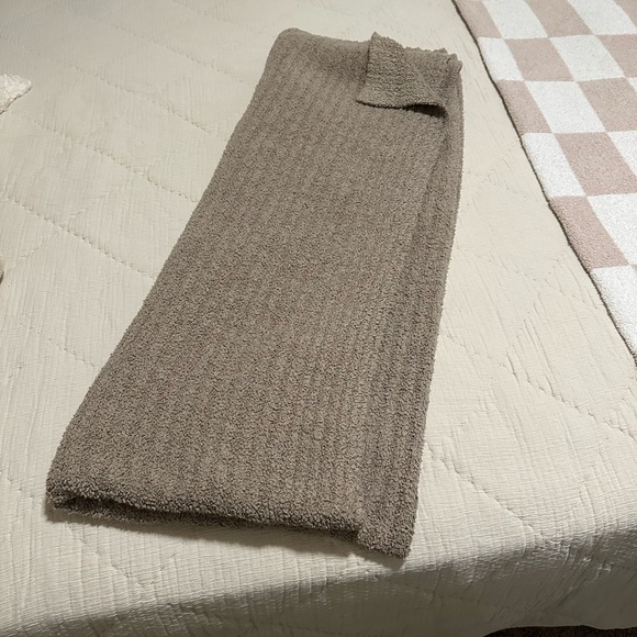 Barefoot Dreams CozyChic Ribbed Throw in color Sand. - Picture 1 of 5